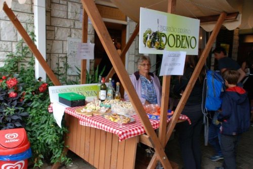 Pri vhodu stojnica Turističnega društva Dobeno